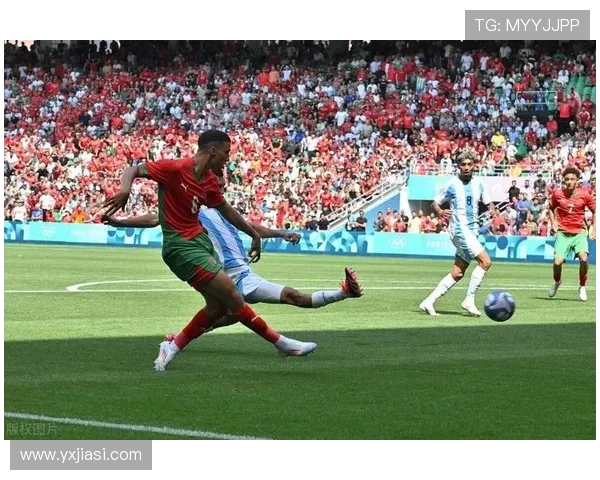 巴西足球明星在街头展现技艺与热情引发球迷热烈围观